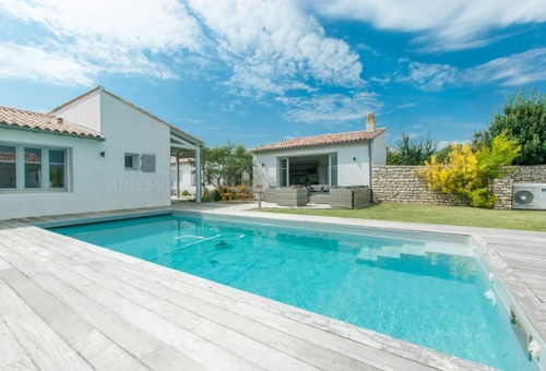 Cette maison récente de 130m² est constituée d’une grande pièce à vivre de...