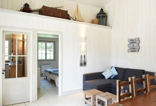 House consisting of :Dining room, living room, 1 cahmbre with a...