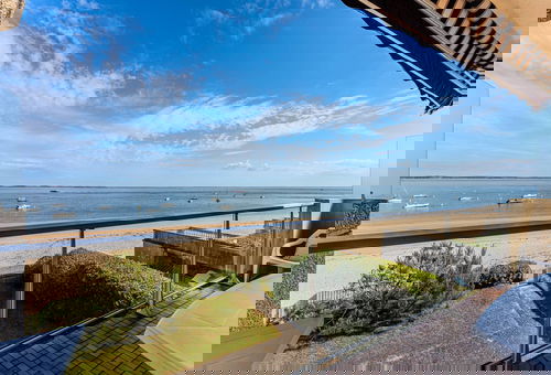 ARCACHON JOIGNY - DIRECT ACCESS TO BEACH AND VIEW OF POOL 
In a...