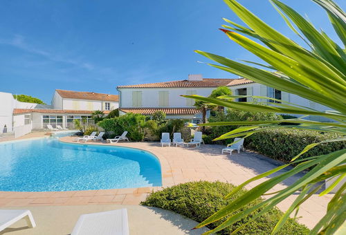 Appartement avec cour, piscine commune et parking