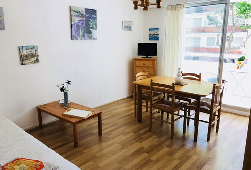 Cet appartement T3 (2 chambres) traversant, situé au 1er étage d'une...