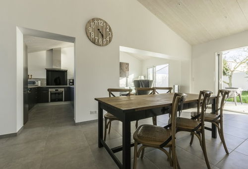 With an area of 95m², this house is composed of a kitchen, a living / dining...