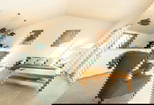 With an area of 95m², this house is composed of a kitchen, a living / dining...