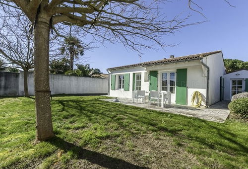 This 95m² holiday home is for a family of 6, in the village of Bois Plage en...
