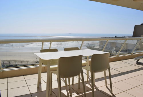 Apartment tastefully decorated by the sea with a seaview