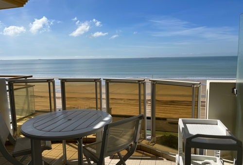 Apartment traditional decoration by the sea with a seaview