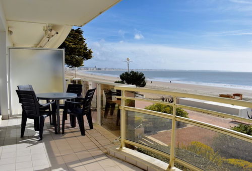 Apartment tastefully decorated by the sea with a seaview