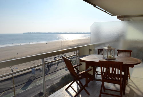 BEL EMPLACEMENT ET ÉTAGE ÉLEVÉ POUR CE TYPE 3 FACE MER QUARTIER CASINO