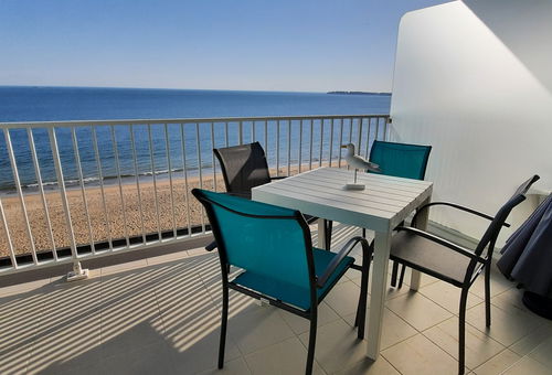 Nice apartment with a large terrace facing the bay