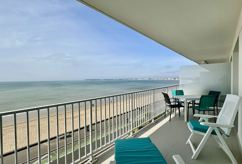 Bel appartement avec une spacieuse terrasse en front de mer