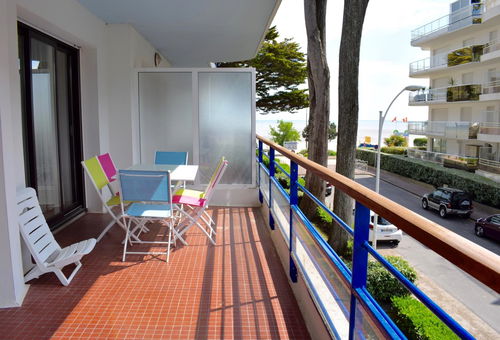 Nice apartment in a residence facing the sea from the beach...