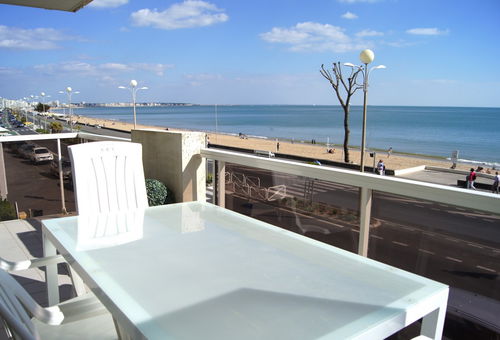 TYPE 2 + CABINE - ENTRE DE GAULLE ET PISCINE - FACE MER