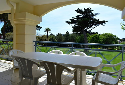 Belle terrasse pour ce spacieux appartement dans une résidence avec piscines...