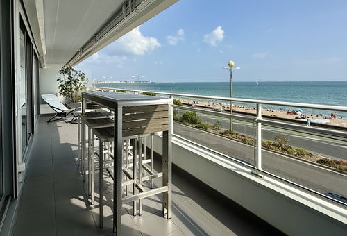 Beautiful apartment facing the sea, offering businesses the avenue...