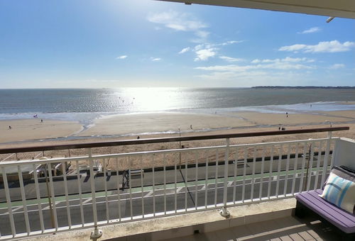 On the 4th floor of a residence facing the sea, this 2-bedroom...