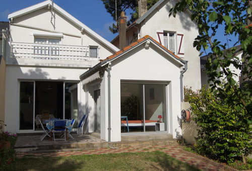 Villa am Meer mit eingezäuntem Garten.