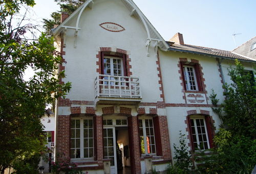 Très belle villa de caractère avec beau terrain arboré et sans vis-à-vis, au...