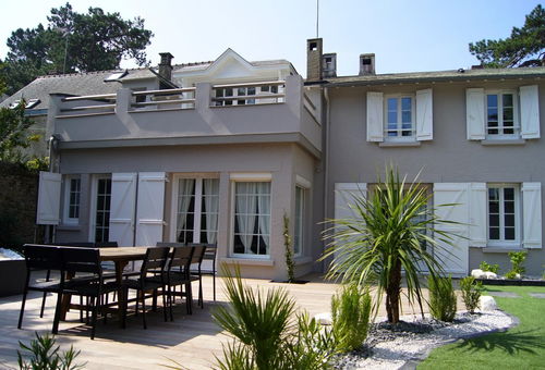 Dans un écrin de verdure, cette villa Bauloise à l'adresse secrète vous...