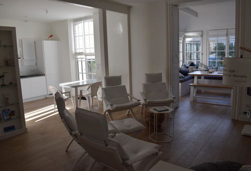 Vous serez séduit par cette superbe villa entièrement rénovée dans le très...