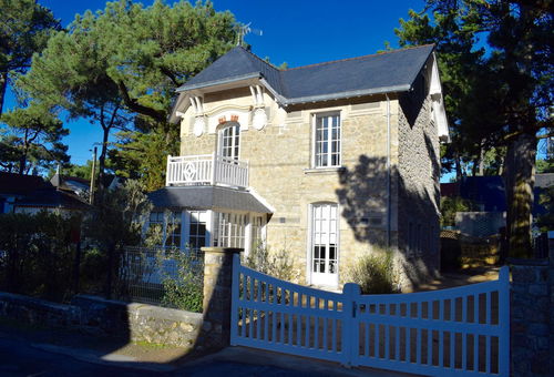 Villa offering lovely accommodation near the beach next to the shops