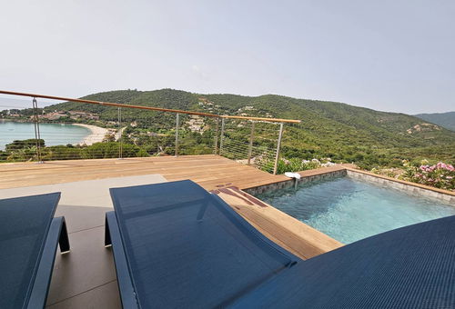 Villa neuve Climatisée, disposant de 2 chambres et d'un canapé convertible...