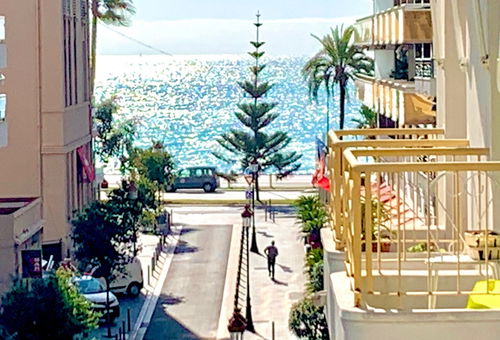 Au coeur du Carré d'Or, grand studio avec balcon à deux pas de la plage et de...