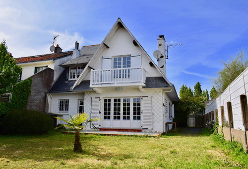 Villa entièrement rénovée en 2019 située dans le quartier du Grand-Clos/Plage...