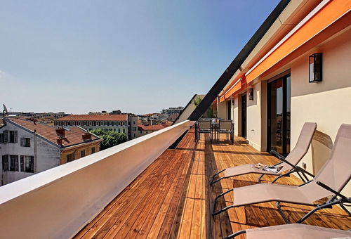 Superbe appartement traversant en dernier étage avec deux chambres.