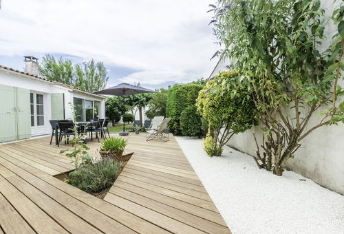 This house of 100m ² in the village of Ste-Marie de Ré, near the sea and...