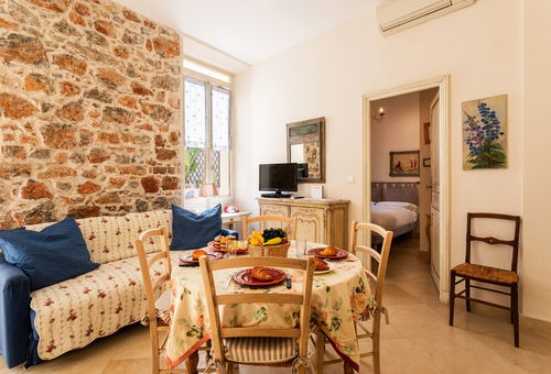 South-facing terrace for this apartment in the trendy Carré district...