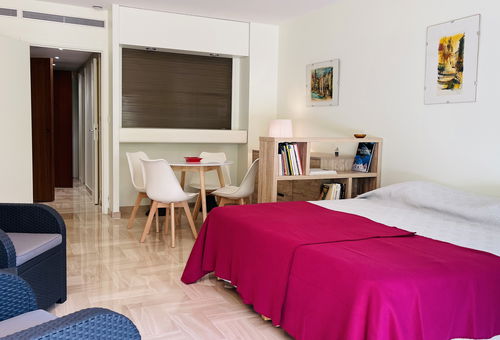 Large studio with terrace in a luxury building 150m from the Croisette