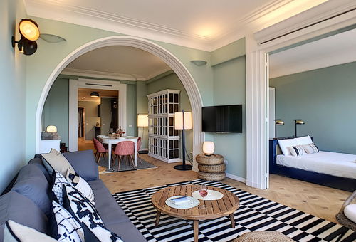 Exceptional air-conditioned apartment with two bedrooms and two bathrooms.
