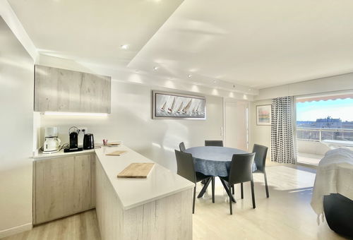 Spacious apartment with a large terrace and sea view