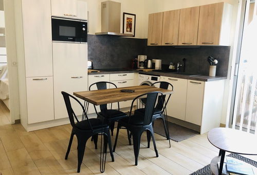 Apartment with modern decoration near the beach next to the shops