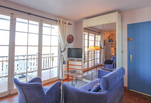 In a quiet and nice area, close to the little beach of Port Grimaud South, 2...