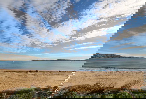 Au dernier étage, agréable studio mezzanine sur plage offrant une jolie vue...