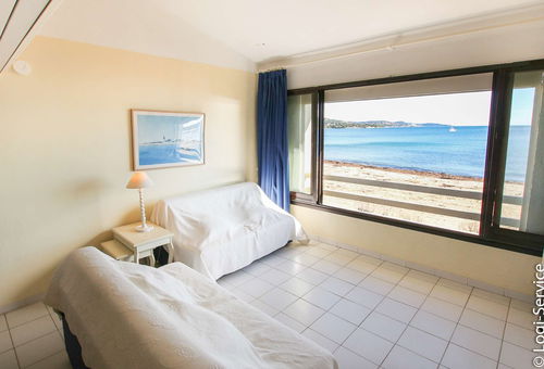 On the second floor, nice studio flat with mezzanine on the beach.