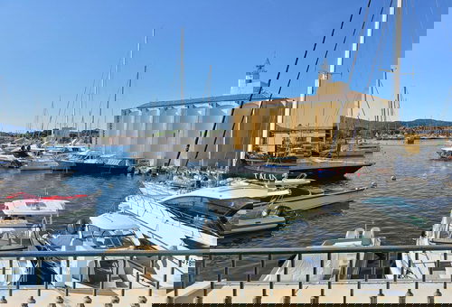 2/4 persons flat, located on the  floor of a small building, close to the...