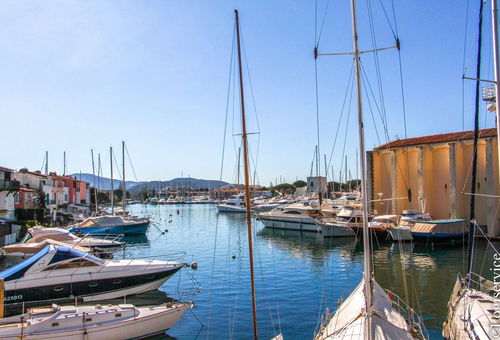 Vous bénéficierez d'une superbe vue sur le lac intérieur et l'église de Port...