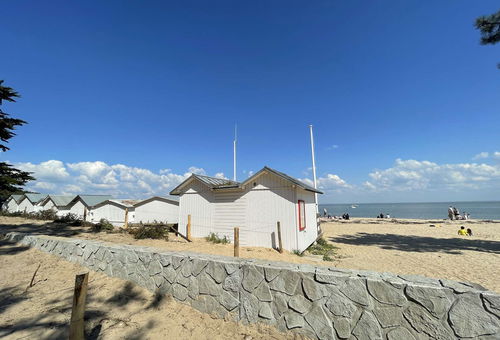 House with enclosed garden and 1200m from the Sableaux beach, close to shops...