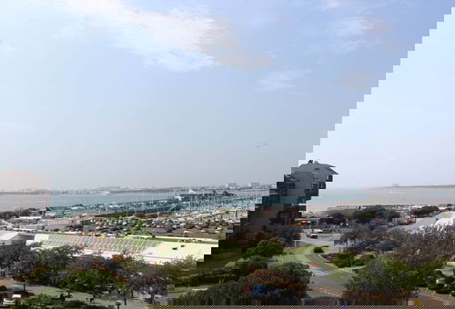 Apartment with a magnificent sea view, very close to the beach and the shops...