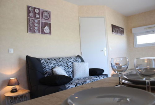 Flat ideally located in the Minimes district close to the beach and the town...