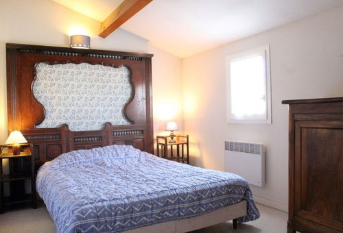 House located in the typical fishing port area, a stone's throw from the town...