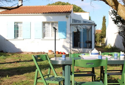 Petite maison indépendante à 500 mètres de la mer et du port de pêche de La...