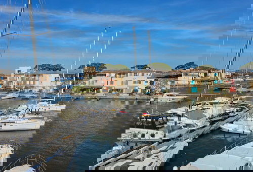 In a secure area close to the small beach of Port Grimaud II, 2 bedrooms...