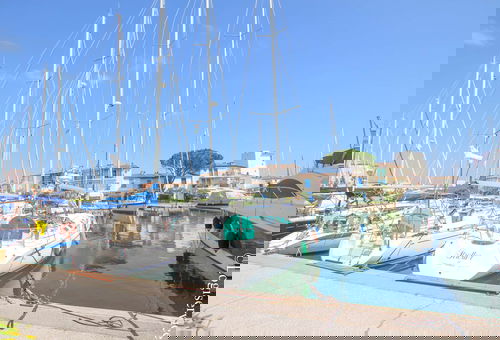 Located between Port Grimaud I and Port Grimaud South, flat 2/4 persons on...