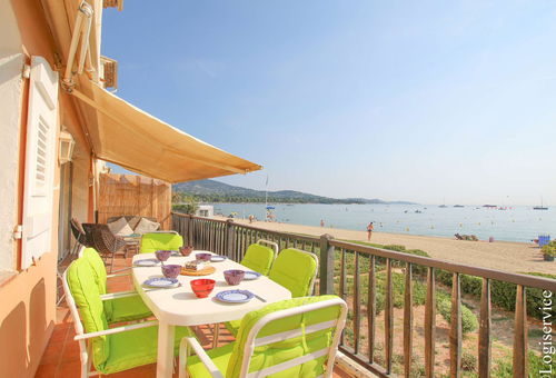 avec climatisation dans les chambres ainsi qu'une large terrasse et un balcon.