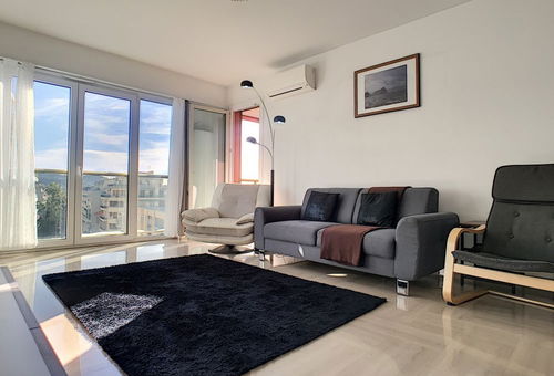 A very beautiful, air-conditioned apartment with balcony and sea view