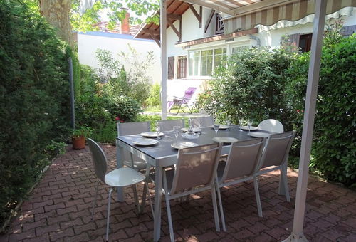 Cette grande villa de 180 m², entièrement rénovée, bénéficie d'un jardin de...