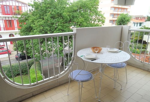 Situé au 2e étage d’une résidence sans ascenseur, cet appartement offre un...